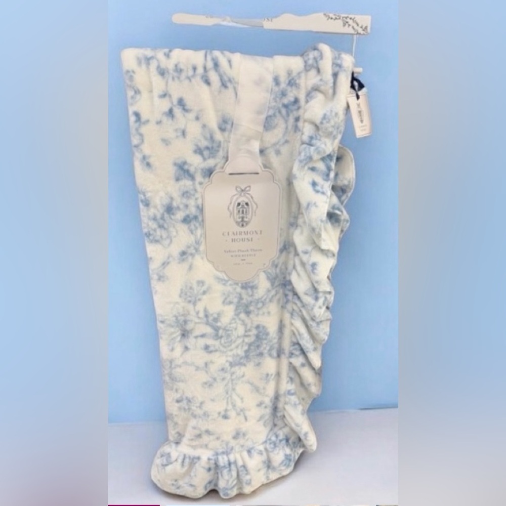Exquisite Velvet Plush Blue and White Ruffled Throw ~ NWT